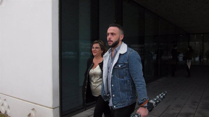 Ángeles Muñoz y su hijo Cristian Menacho al salir de los juzgados