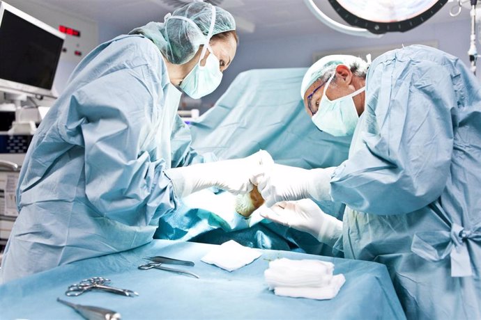 Intervención quirúrgica en el Hospital Virgen de las Nieves
