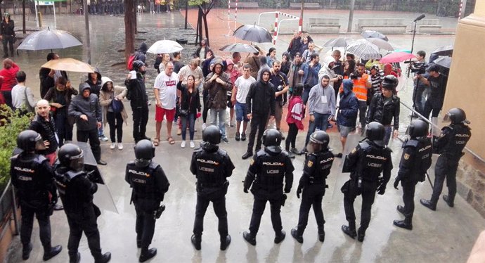 Gurdia Civil i Policia Nacional el dia del referndum