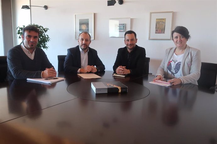 Alcalde de Ibiza, Rafa Ruiz, y  director regional de Redexis,