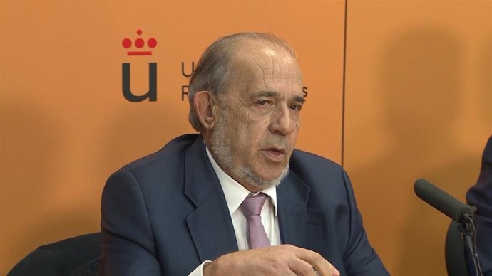 El catedrático Enrique Álvarez Conde durante una rueda de prensa