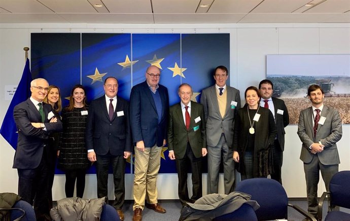 Reunión de representantes de la FEV con el comisario europeo Phil Hogan