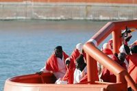 El Gobierno reclama a Bruselas fondos para atender a los inmigrantes a pie de playa