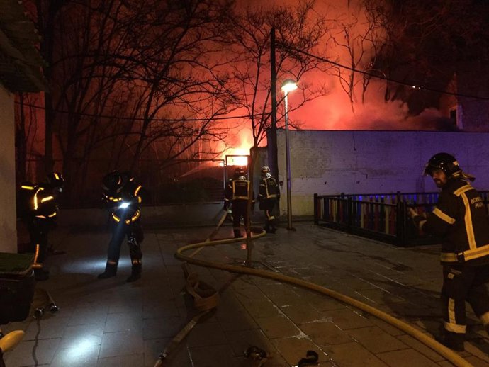 Diez dotaciones de bomberos extinguen un incendio en una parcela privada