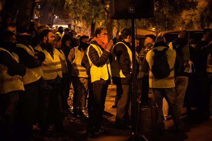 Taxistas de Barcelona se concentran delante de la Conselleria de Territori i Sos