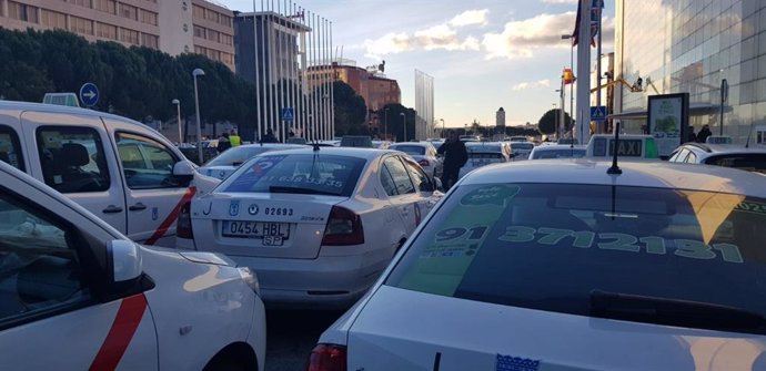 Concentración de taxistas de Madrid a las puertas del IFEMA