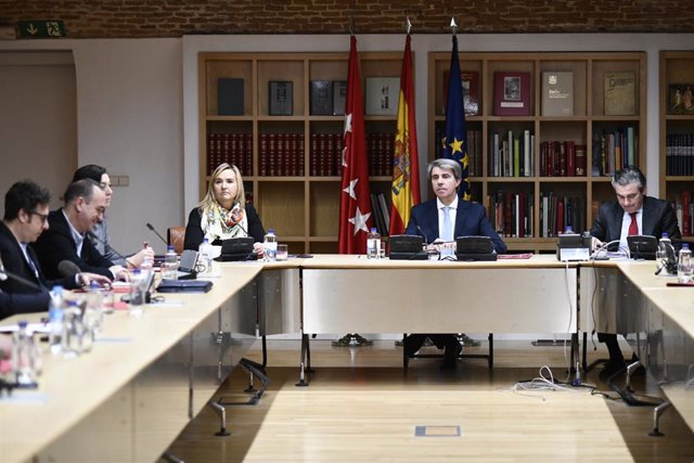 Reunión del presidente de la Comunidad de Madrid, Ángel Garrido, con representan