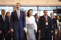 Els reis ja es troben dins de Fitur després d'entrar per un dels laterals d'Ifema, bloquejada pels taxistes