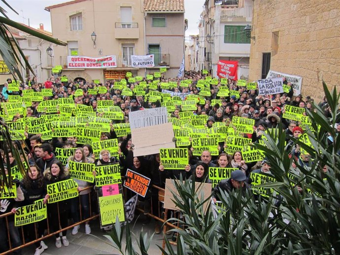 Vecinos de Andorra protestan ante la visita de la ministra