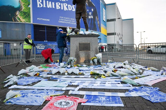 Aficionados del Cardiff dejan sus mensajes de apoyo a Emiliano Sala