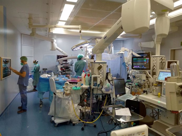Operació en un quirófano híbrido del Hospital Vall d'Hebron