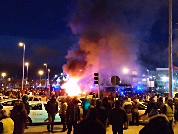 Taxistas queman contenedores en la Feria de Madrid (Ifema)