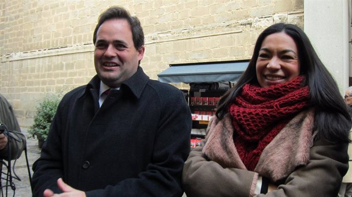Paco Núñez y Claudia Alonso a las puertas de la Catedral de Toledo