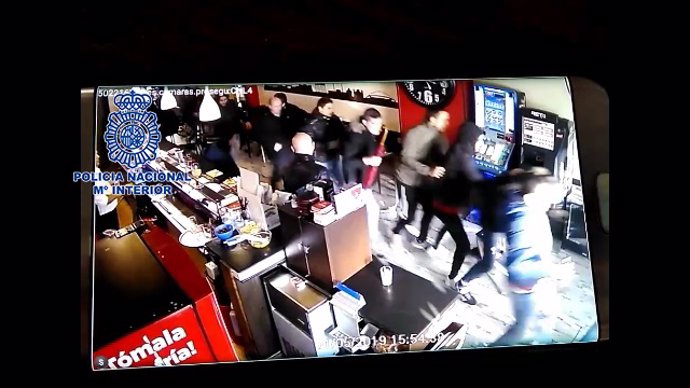 Incidentes en un bar entre aficionados UDL  y Racing de Santander