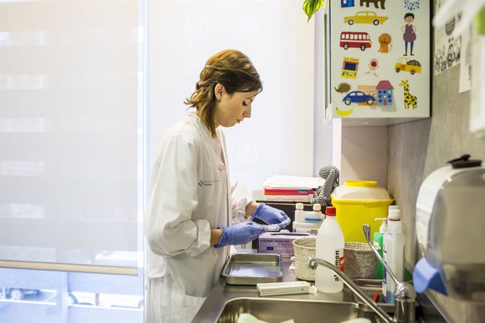 Infermera peditrica del CIS Cotxeres de Barcelona prepara una vacuna