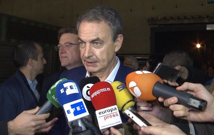 José Luis Rodríguez Zapatero atiende a los medios
