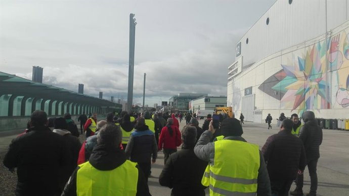 Taxistas acceden al interior del Ifema