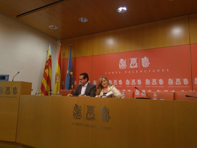 Jorge Bellver y Eva Ortiz (PP) en Les Corts