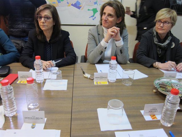 Ministra Ribera (centro), delegada del Gobierno (izda) y  comisionada demografia