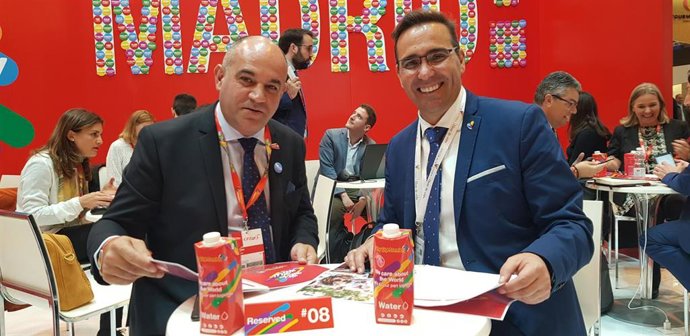 Acuerdo en Fitur para promoción Cueva del Tesoro en el bus turístico de Málaga