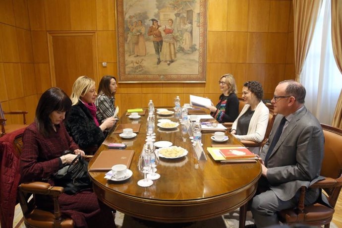 Reunión entre Gastón y la ministra Magdalena Valerio