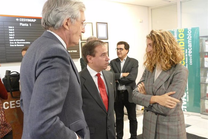 Alicia García con el alcalde de Ávila y el director de Cesvimap