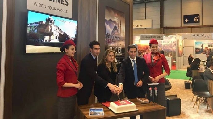 Firma del convenio en Fitur para promocionar la conexión entre Bilbao y Asia