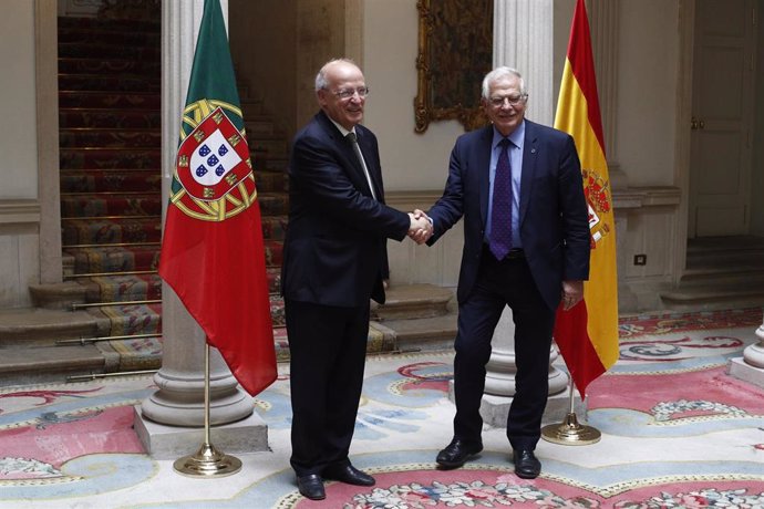 Josep Borrell con su colega portugués, Augusto Santos Silva, en julio
