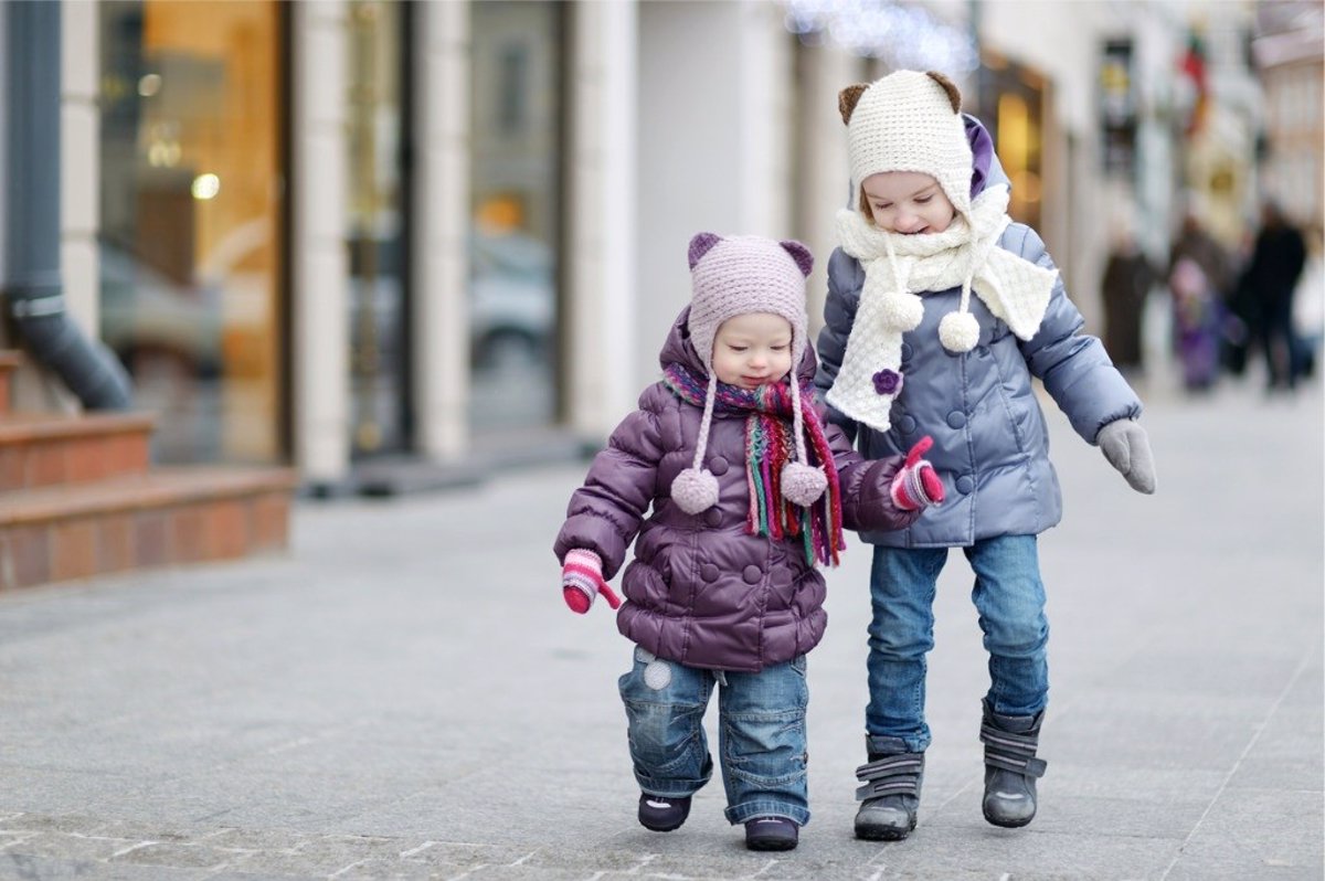 Cómo mantener a los niños seguros en el frío del invierno 