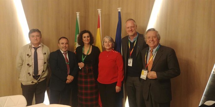 Autoridades en la firma del protocolo de Orellana la Vieja en Fitur