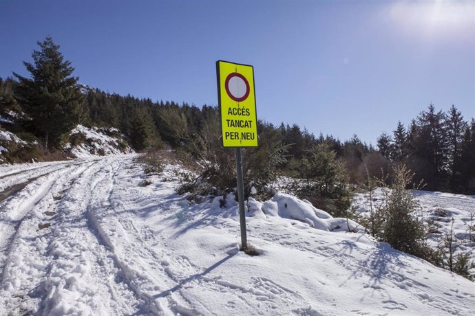 Carretera cerrada por nieve