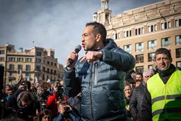 Asamblea de taxistas en la Plaza de Catalunya tras la solución intermedia para s Asamblea de taxistas en la Plaza de Catalunya tras la solución intermedia para s