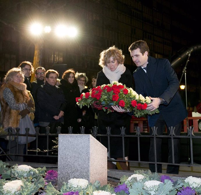 El presidente del PP y la viuda de Gregorio Ordóñez realizan una ofrenda floral