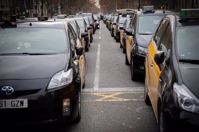 Concentración de taxis en la Gran Via de Barcelona