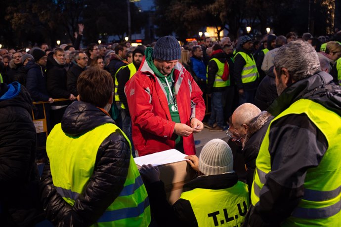 Los taxistas de Barcelona votan en asamblea si ponen fin a la huelga