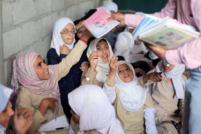 Niños en un colegio improvisado de Taiz