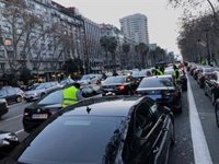 Els VTC mantenen la seva concentració a l'avinguda Diagonal de Barcelona
