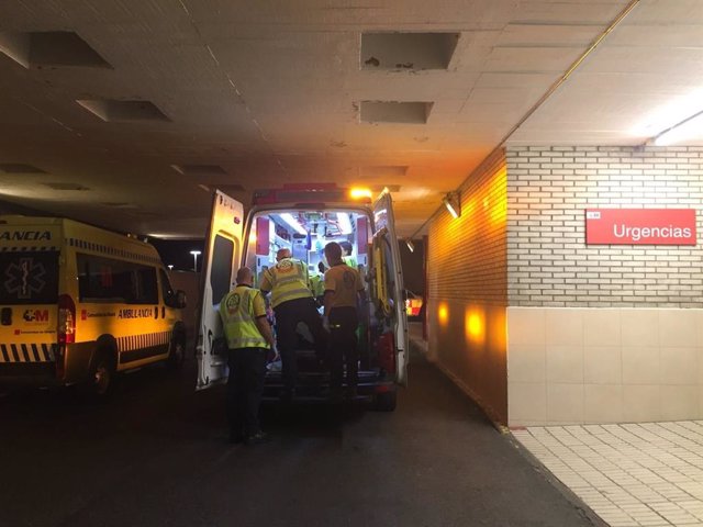 Ambulancia del Samur traslada al herido al hospital