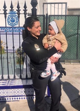 Policía Nacional, con la bebé a la que salvaron de morir ahogada en Córdoba