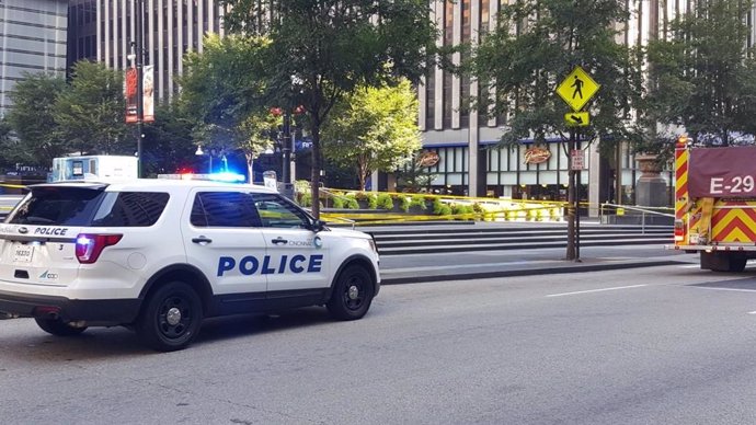 Un coche de la Policía tras un tiroteo en Cincinnati (EEUU)