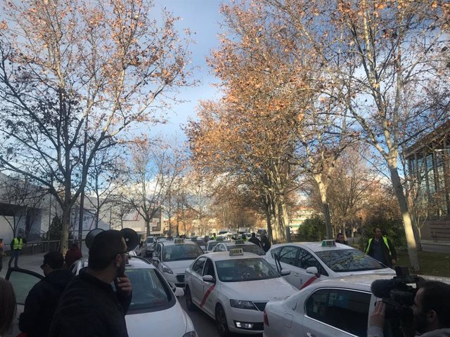 Los taxistas llegan a las puertas de la Asamblea de Madrid