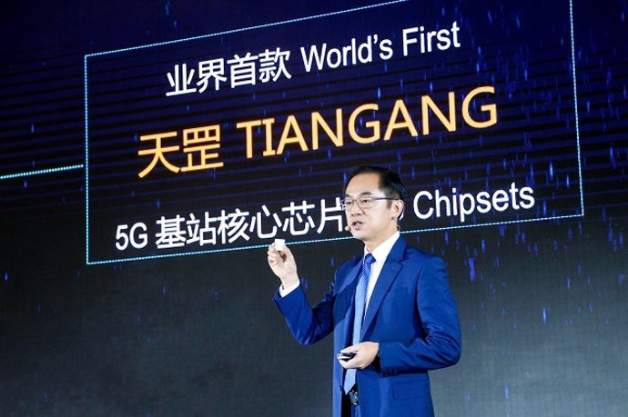 El director ejecutivo de redes de Huawei, Ryan Ding, presentando sus chips para