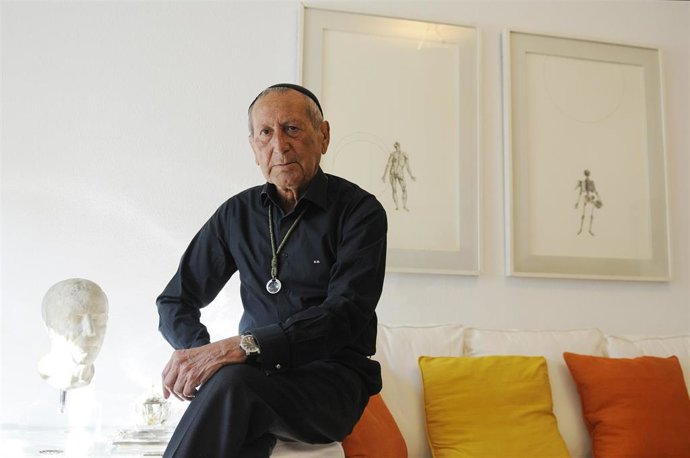POSADO ELIO BERHANYER CAMISA NEGRA PANTALON NEGRO COLLAR    (Foto De ARCHIVO) 