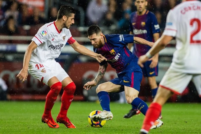 Escudero (Sevilla) y Messi (Barcelona)