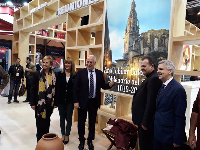 Ceniceros acompañado de otras autoridades recorre el stand de La Rioja en Fitur