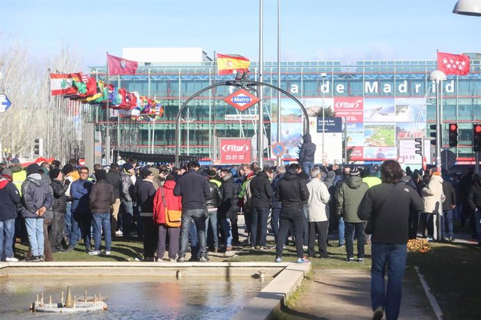 Taxistas se concentran en la entrada de IFEMA y cortan el tráfico en la M-40 en 