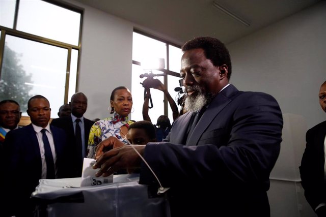 Joseph Kabila deposita su voto en las elecciones de RDCongo