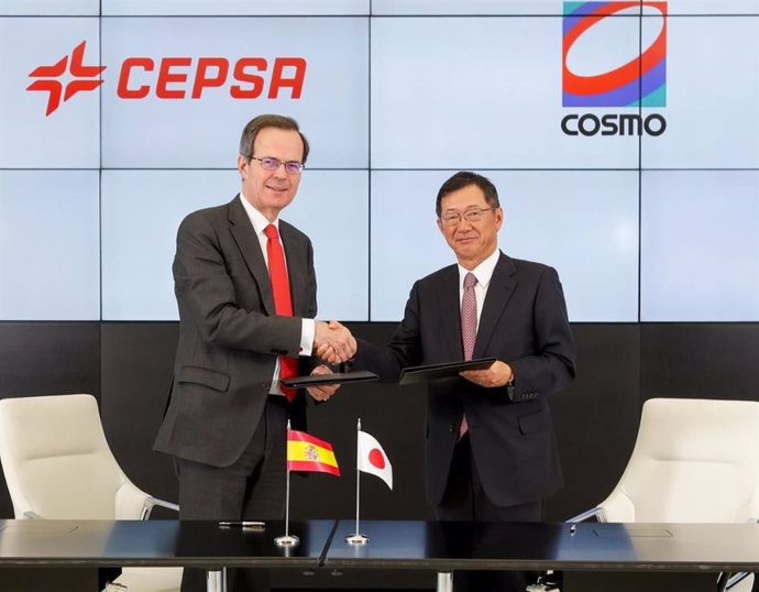 El CEO de Cepsa, Pedro Miró, y el CEO de Cosmo Energy, Hiroshi Kiriyama