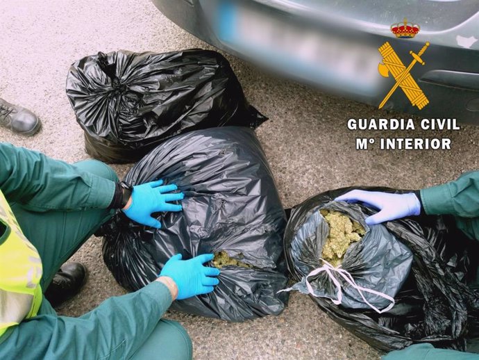 Sacos de marihuana recuperados de la A-7 en El Ejido (Almería)