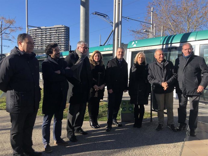 Jaume Collboni en el centro junto a alcaldes y tenientes del área metropolitana